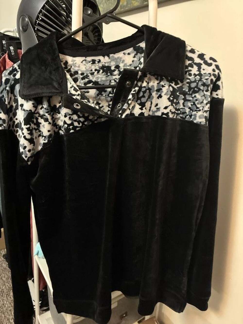 Women’s sz small Cuddl Duds comfort sweatshirt black velvet camo top button coll